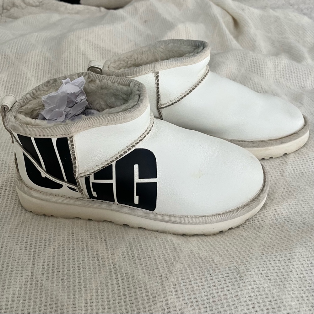 UGG ultra mini broken logo black & white Cozy Sheepskin Lining in Cream size 6